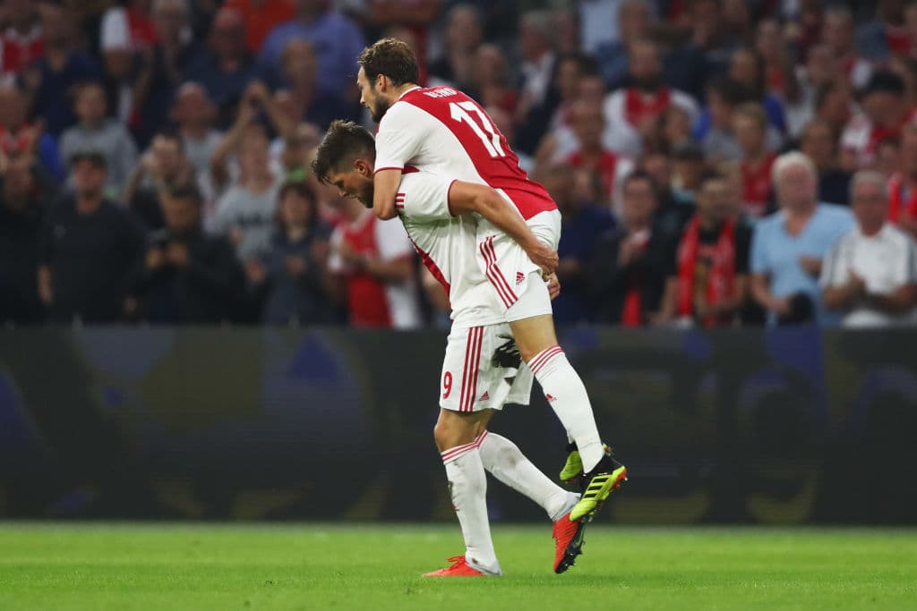 Klaas Jan Huntelaar marcó gol al minuto 30 del primer tiempo para clavar en tierra las ilusiones del equipo belga, con un Guillermo Ochoa impotente.