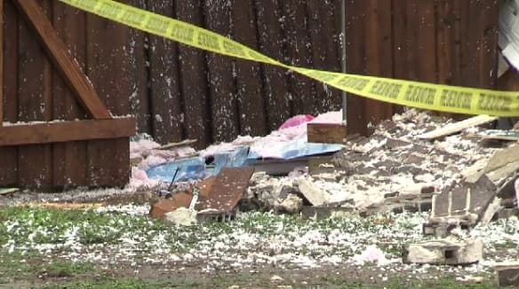 Escombros cubrían el jardín de la vivienda.