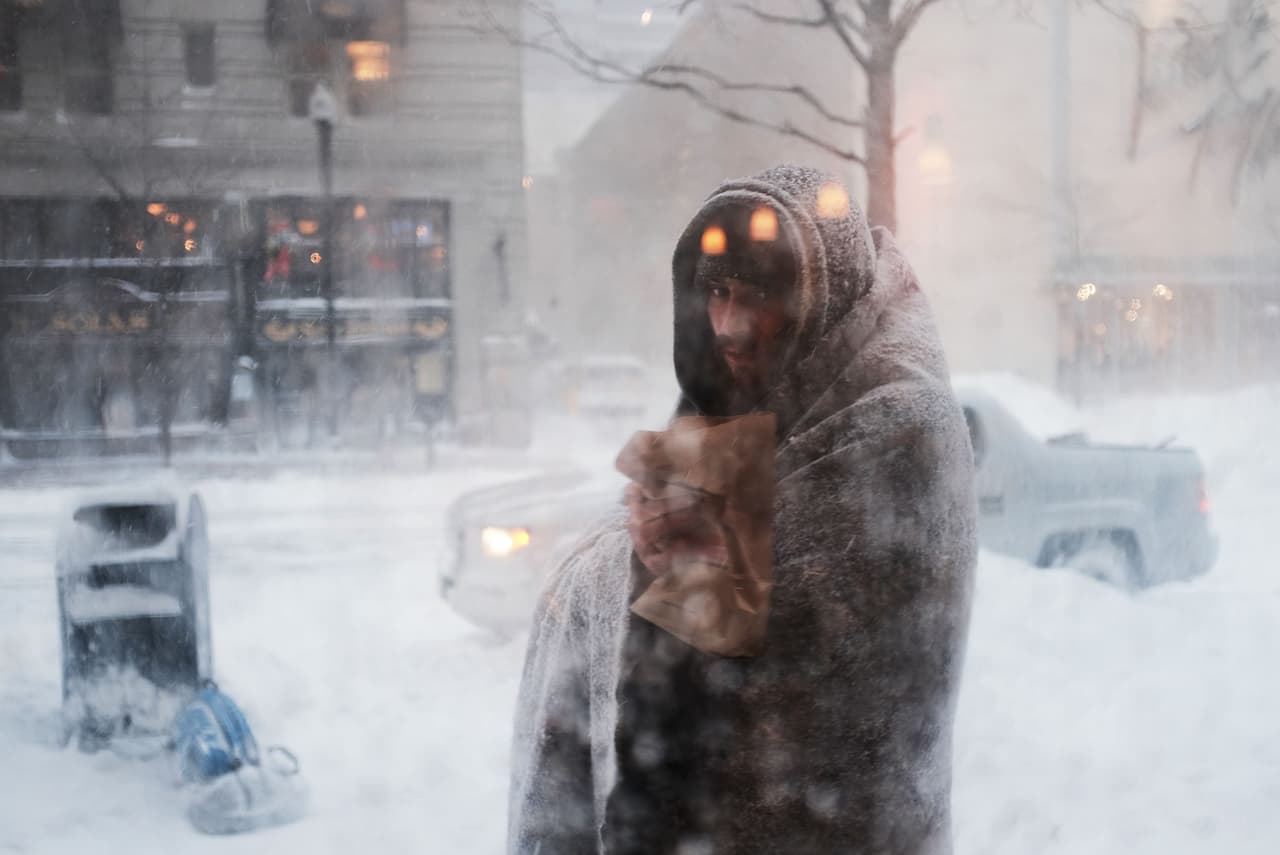 Un indigente se protege de la tormenta nevada en Boston, Massachustes.