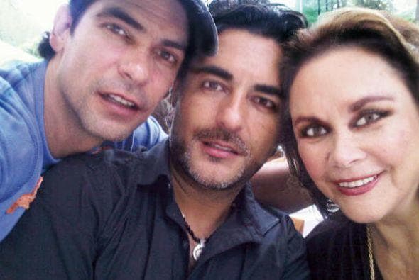 Mientras que 
<b>Armando</b> se dedicó a los melodramas y ahora se encuentra un tanto retirado de ellos, 
<b><a href="http://www.univision.com/temas/raul-araiza">Raúl</a></b> se fue más por el lado de la conducción, siendo el titular del programa '
<b><a href="http://www.univision.com/shows/hoy">Hoy</a></b>', aunque próximamente regresará a las telenovelas con 'Papá a toda madre'.