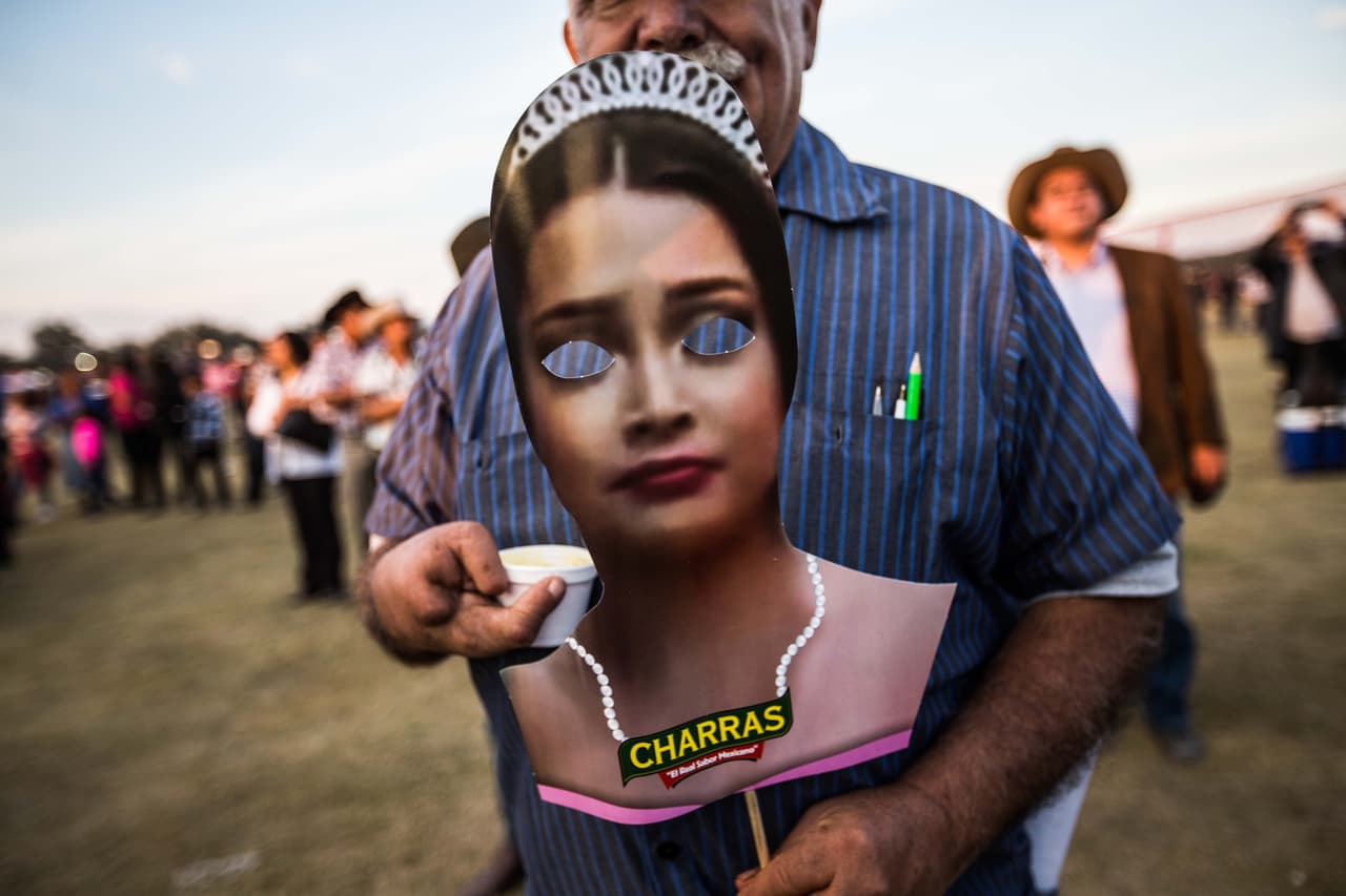 Un asistente a la fiesta posa con una careta con la cara de Rubí de Charras, una marca de tostadas cuyo slogan es “el real sabor mexicano”. Numerosas marcas se quisieron sumar a la rubimanía, la ola viral de Rubí.
<i>Almudena Toral</i>