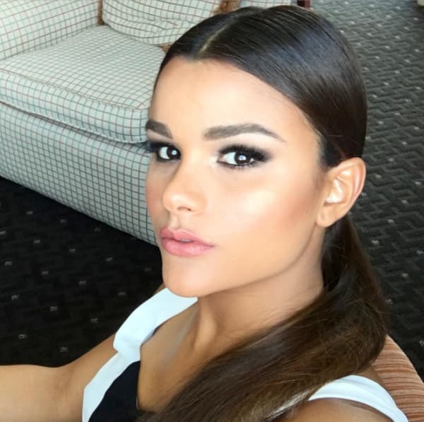 Aquí Clary optó por una mirada más seria y hasta misteriosa, digna de cautivar a cualquiera.
<br>