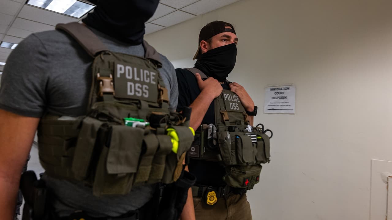 Agentes de ICE arrestan a padre de familia a las afueras de una escuela en Long Island