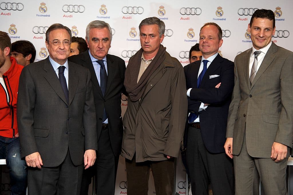 Tras el fracaso del chileno, Florentino fichó a José Mourinho, quien llegó como campeón de Europa, con la misión de romper la hegemonía del Barcelona.