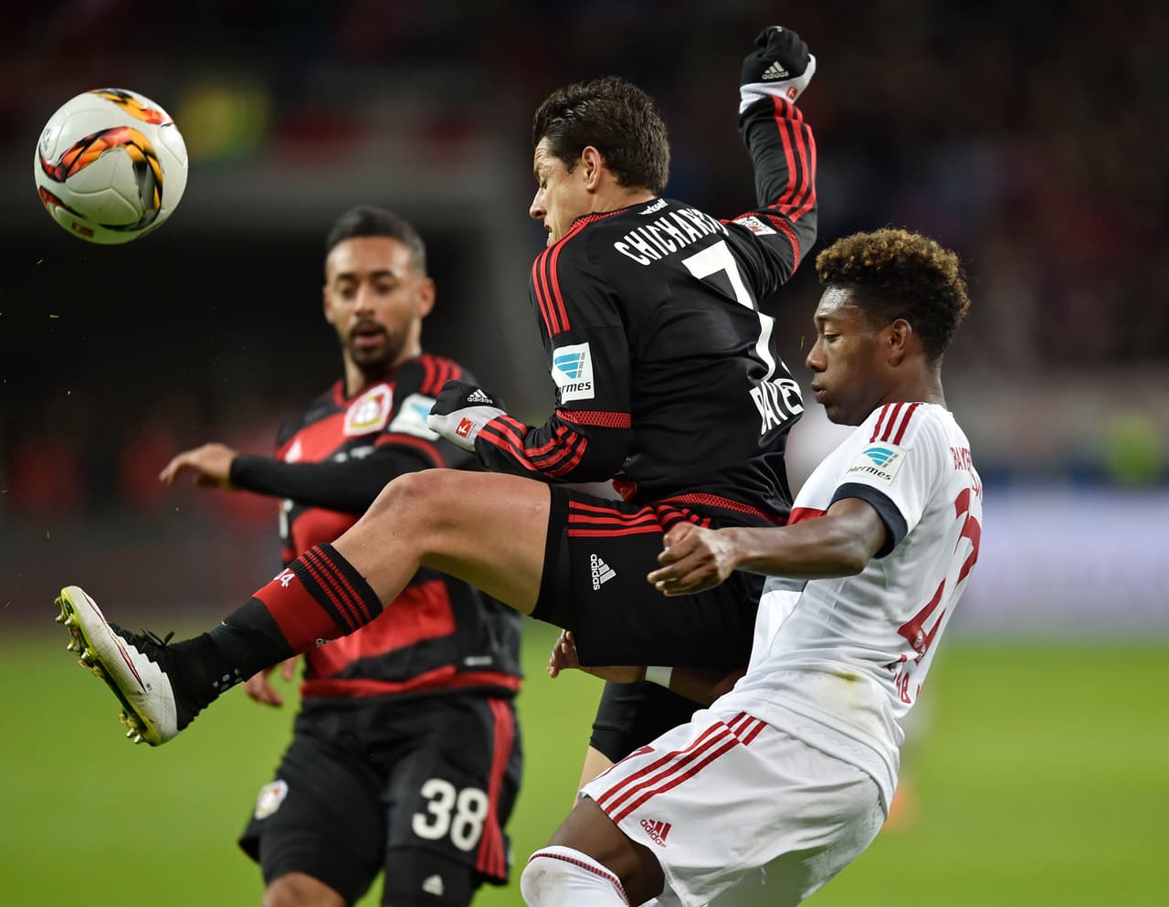 El Leverkusen de Chicharito contuvo la pegada del Bayern Munich de Guardiola