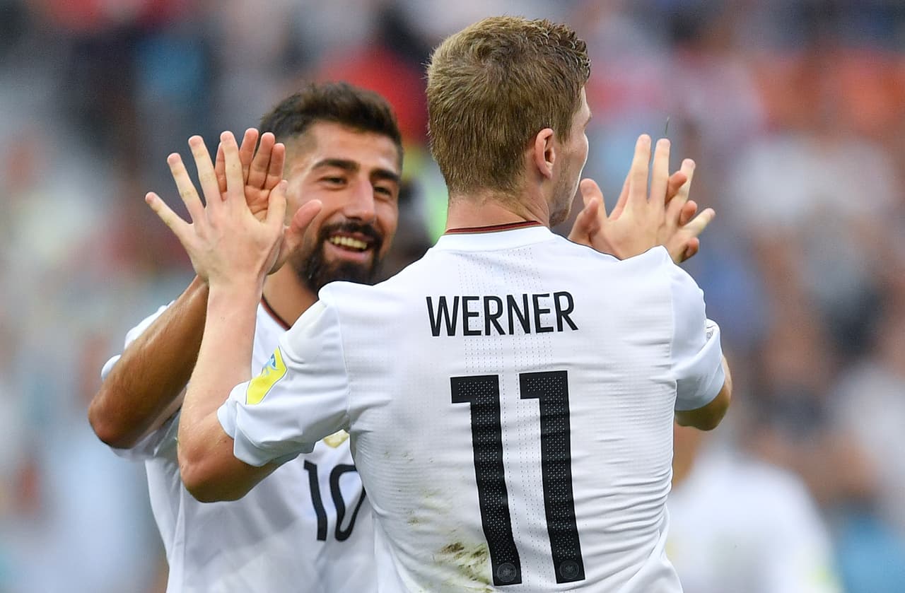 Timo Werner, de la selección de Alemania, festeja con su compañero Kerem Demirbay, tras anotar el segundo tanto ante Camerún, durante un partido de la Copa Confederaciones, realizado el domingo 25 de junio de 2017 en Sochi, Rusia (AP Foto/Martin Meissner)