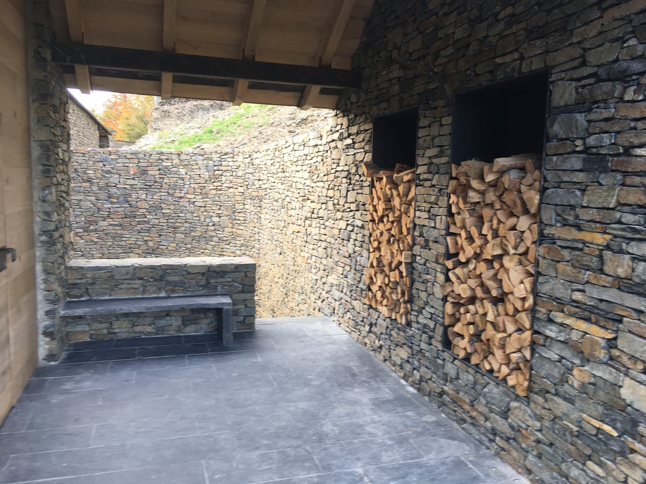 El hogar contará con una gran chimenea para mantener una temperatura agradable.