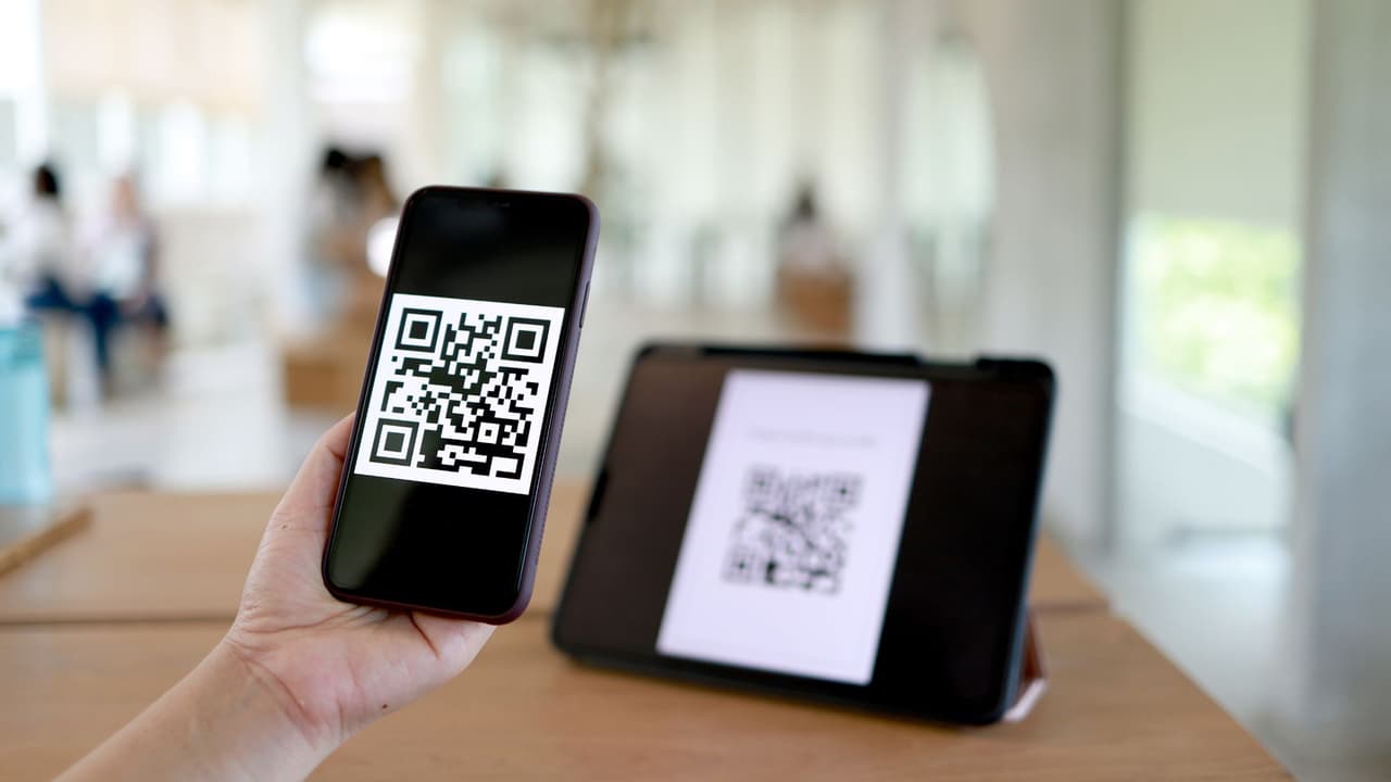 <h3 class="cms-H3-H3">Código QR: el puente entre el papel y la pantalla</h3> Esos cuadros de puntos que ves en menús, anuncios o boletos se llaman códigos QR. 
<b>Guardan un enlace o una pequeña cantidad de información que tu cámara puede leer en segundos</b>. Escanear uno es más rápido que escribir una dirección web, pero cuidado: 
<b>no todos los códigos son seguros.</b> 
<br>Si no conoces la fuente, 
<b>mejor no lo abras.</b>
