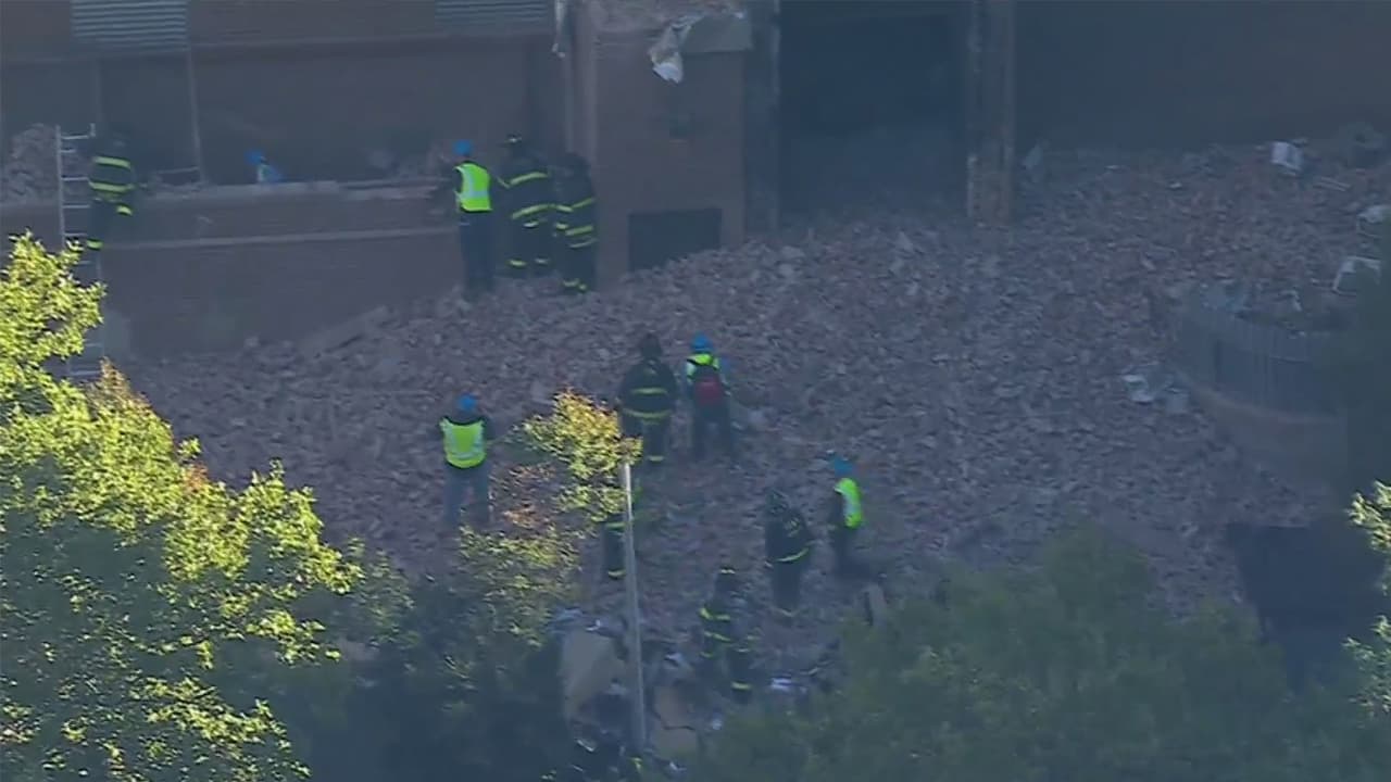 Bomberos buscaron víctimas entre los escombros.
