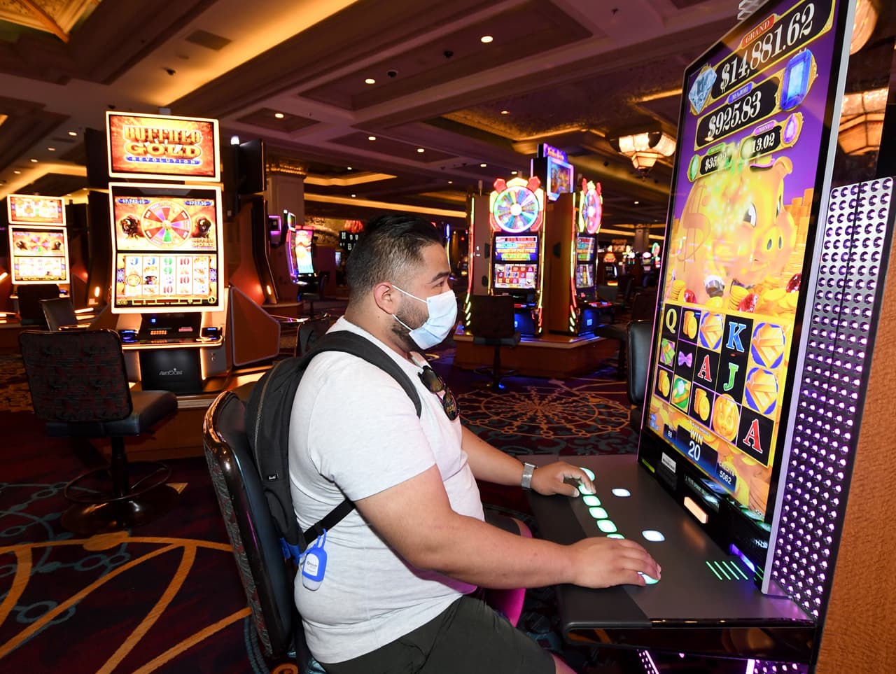 Sin embargo, este requisito de cubrirse la cara no se aplica en los siguientes casos que incluyen: Personas que padezcan de afecciones medicas que les impida usar esta protección facial.
<br>