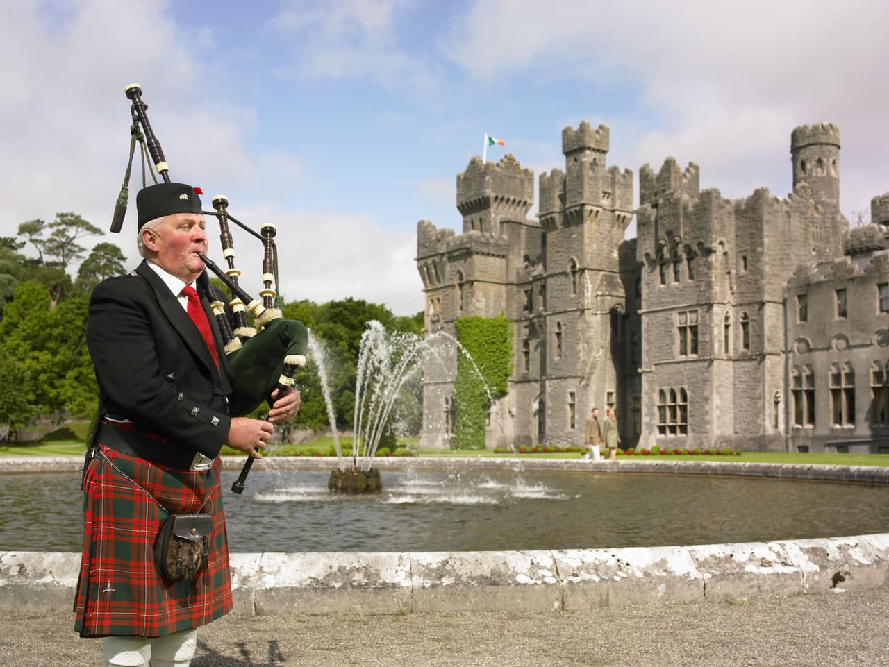 Ya son varias las personas que, a través de Twitter, insisten en que la pareja se encuentra en el 
<b><a href="https://www.ashfordcastle.com/">Castillo Ashford</a></b>, un hotel de lujo localizado en en el condado de Mayo, al oeste de Irlanda.