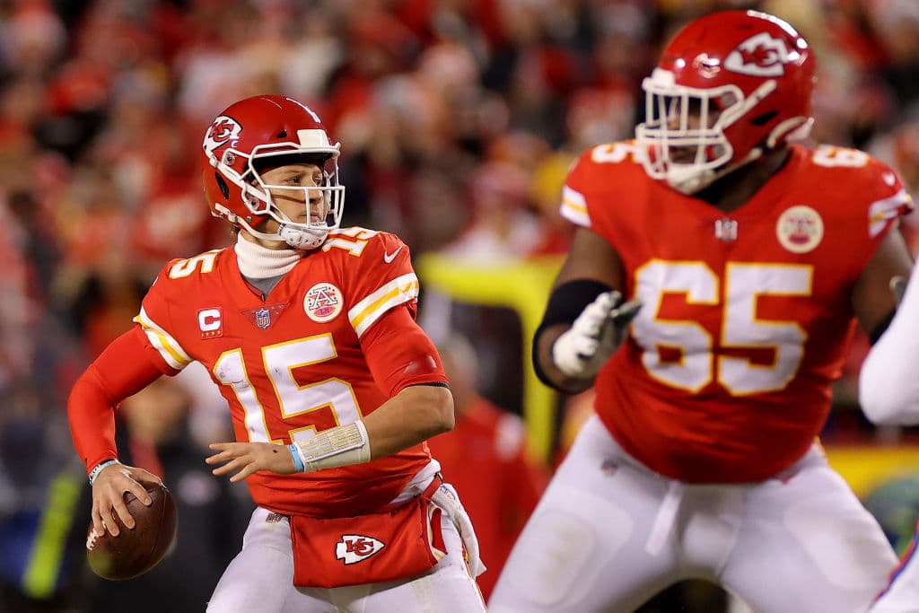 Los Chiefs se metieron nuevamente al partido por el Campeonato de la AFC aal vencer en tiempo extra a los Bills. La actuación de cuatro touchdowns de Patrick Mahomes llevó a Kansas City a ganar 42-36 contra Buffalo, un choque que pasará a la historia.
<br>