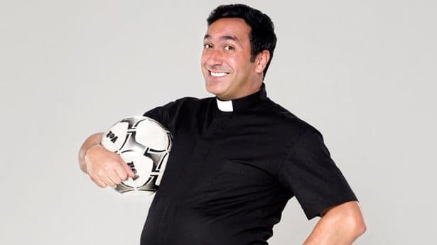 Alejandro ha tenido un gran éxito en televisión, principalmente gracias a su versatilidad: lo mismo ha sido un villano temible, que un galán romántico o, como en 'La Vecina', hasta un entrañable sacerdote.