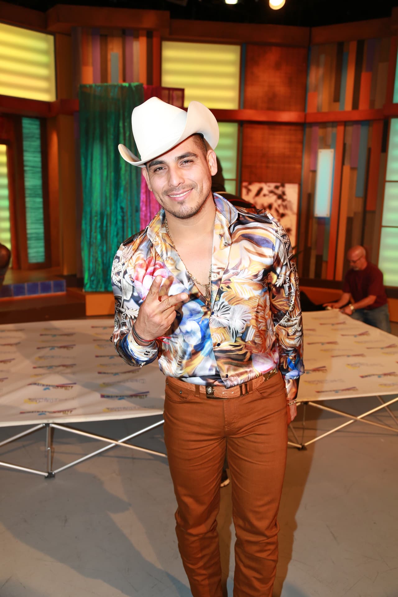 Espinoza Paz conoció a Arturo Padilla en 2010, cuando necesitaba de emergencia un vestuario para su presentación en el Teatro Nokia de Los Ángeles, tal y como lo informó el programa 
<a target="_blank" href="https://www.univision.com/shows/despierta-america/las-famosas-camisas-de-seda-de-espinoza-paz-video">Despierta América</a> en marzo de 2014.