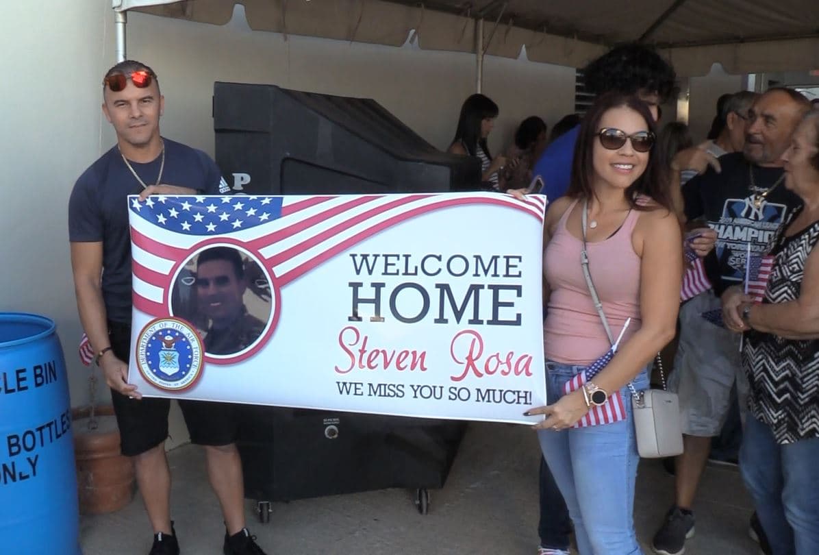 Los familiares crearon pancartas con mensajes para sus seres queridos.