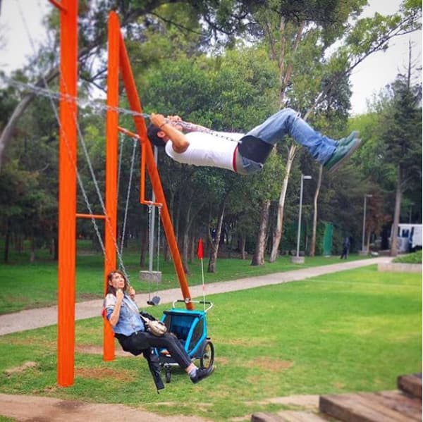 Además también se divierte como niño, le gusta subirse a los columpios.