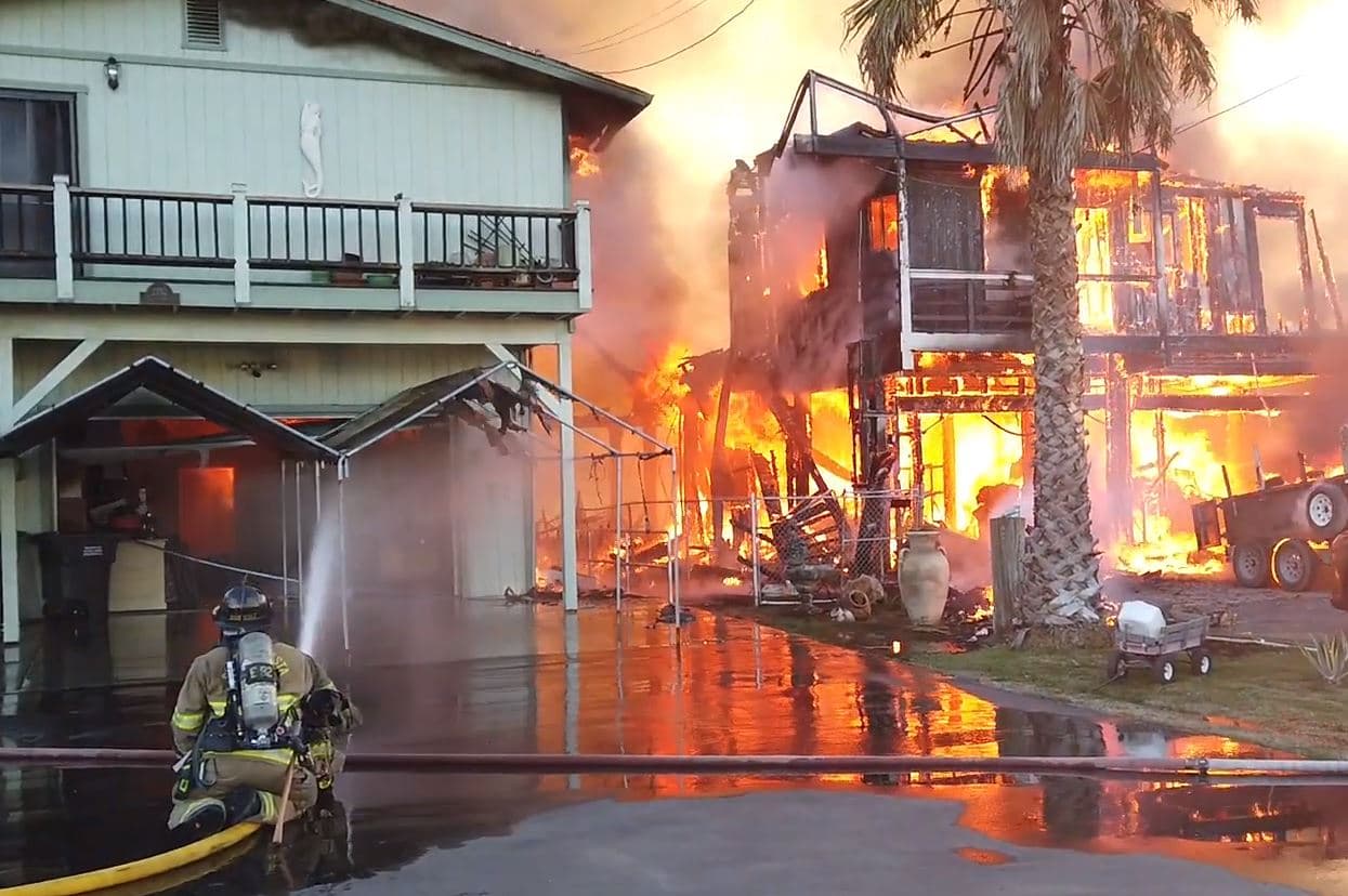 Con la ayuda de batallones de las ciudades de Oakley, Brentwood, Discovery Bay, Antioch y Pittsburg, los rescatistas lograron contener las vorances llamas a esas tres unidades, ya que el fuego amenazaba con extenderse a varias viviendas contiguas.