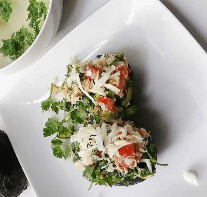 Aguacate relleno, una cena digna de restaurante. Foto cortesía de Alicia de la Fuente.