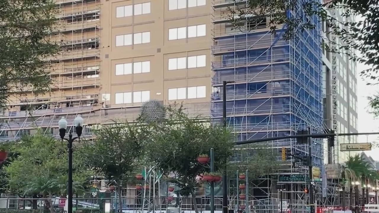 Permanece cerrado un tramo de la avenida Orange por un andamio inestable en el centro de Orlando