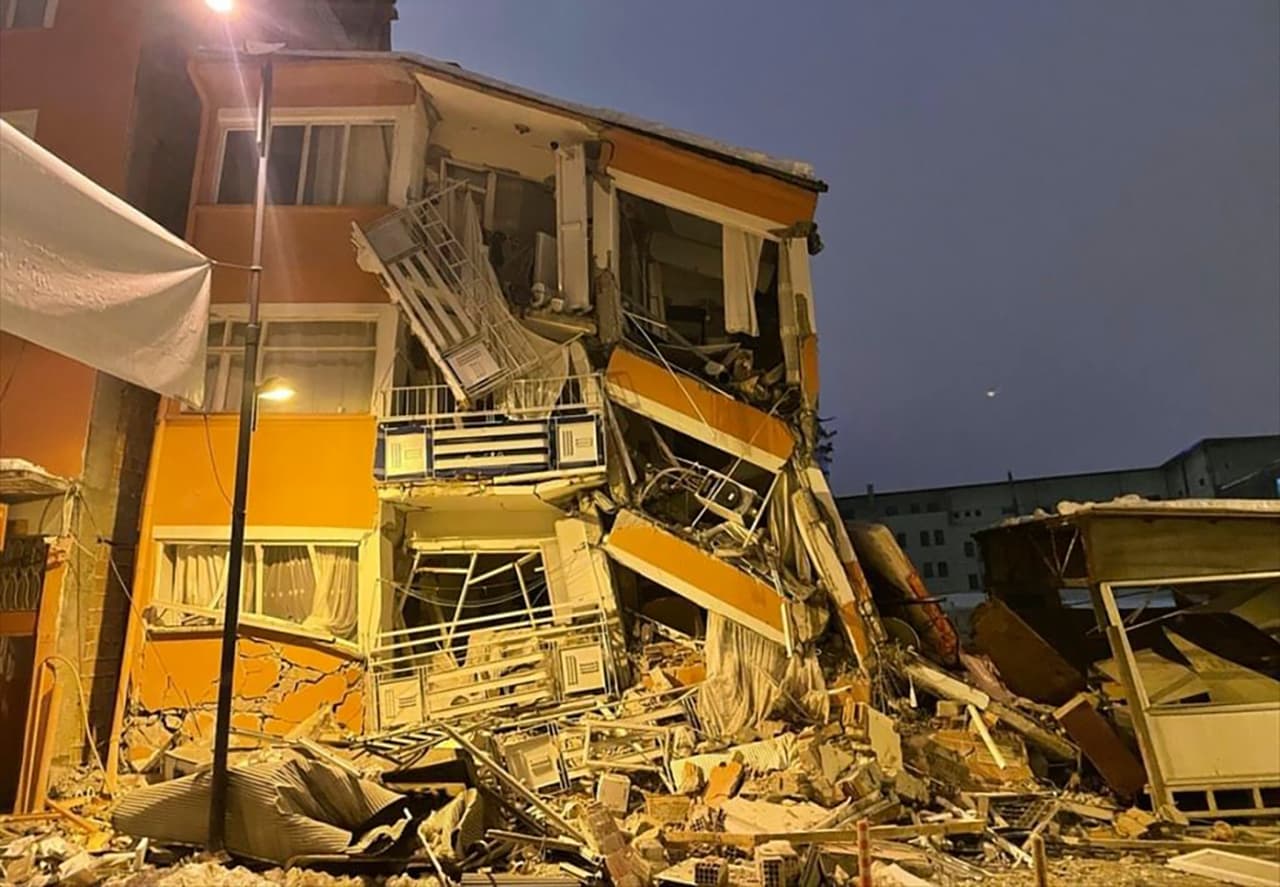 Un edificio derrumbado después de un terremoto, este lunes 6 de febrero de 2023, en Pazarcik, en la provincia de Kahramanmaras, en el sur de Turquía.