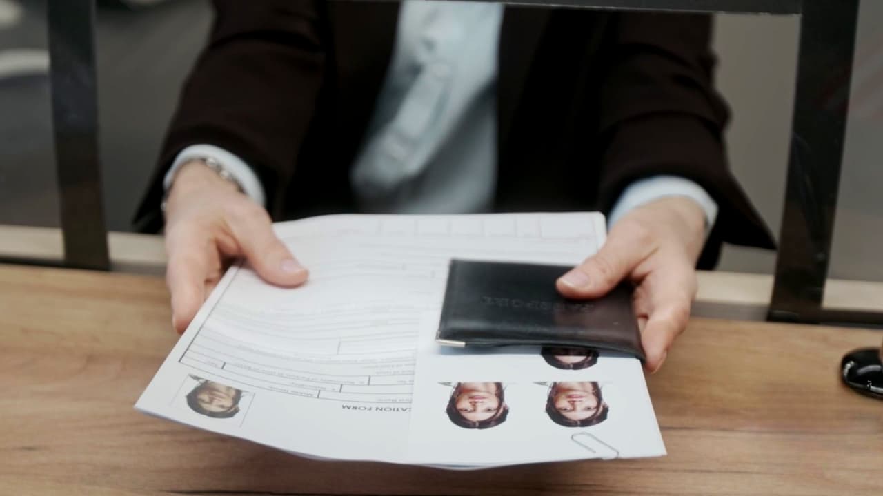 Asilo pendiente no protege de deportación si la visa venció, advierte ICE