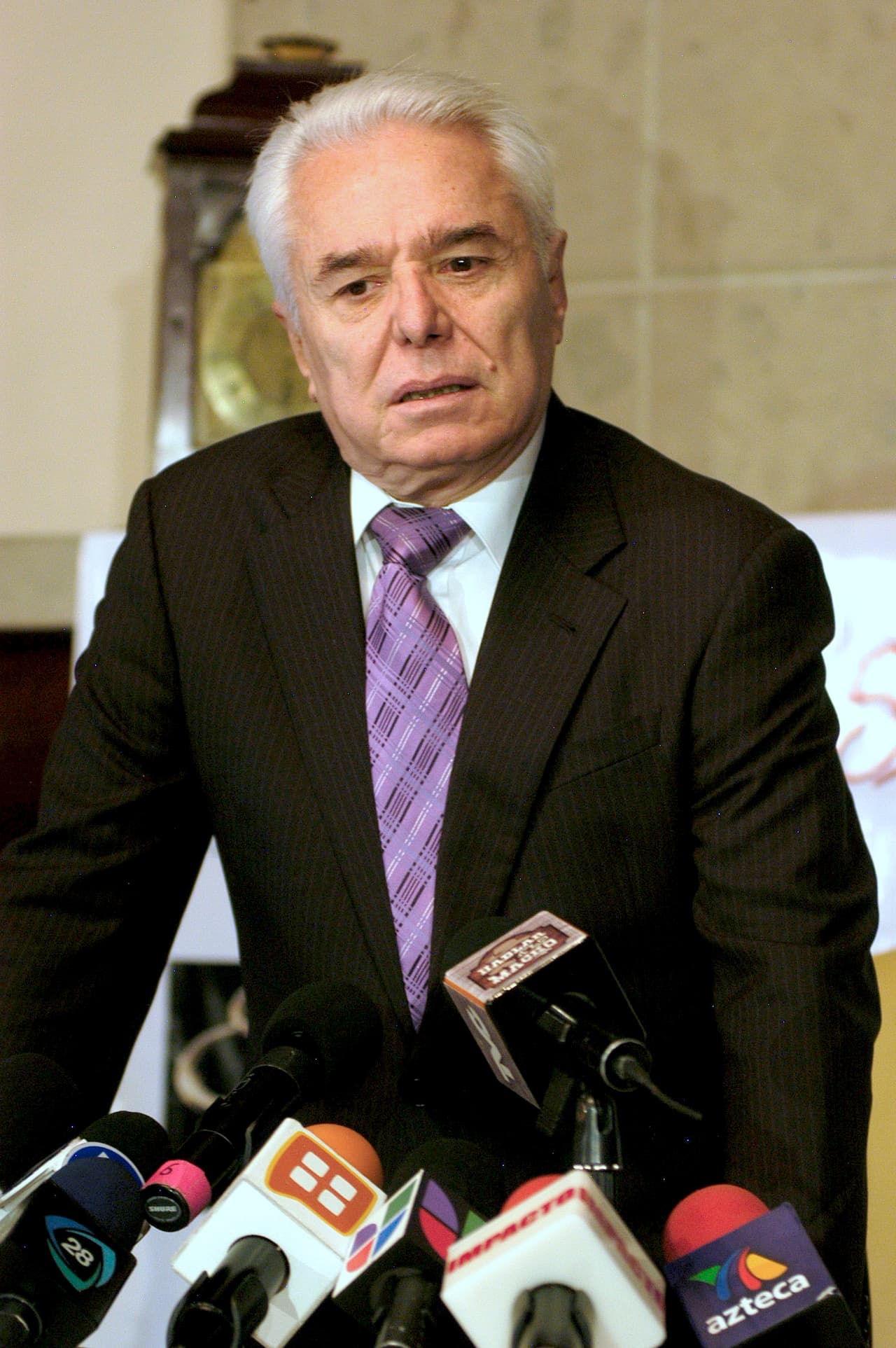 "En cuanto sepamos si es famosa, entonces ya acordamos", dijo el exesposo de Silvia Pinal. 
<br>
<br>
<br>