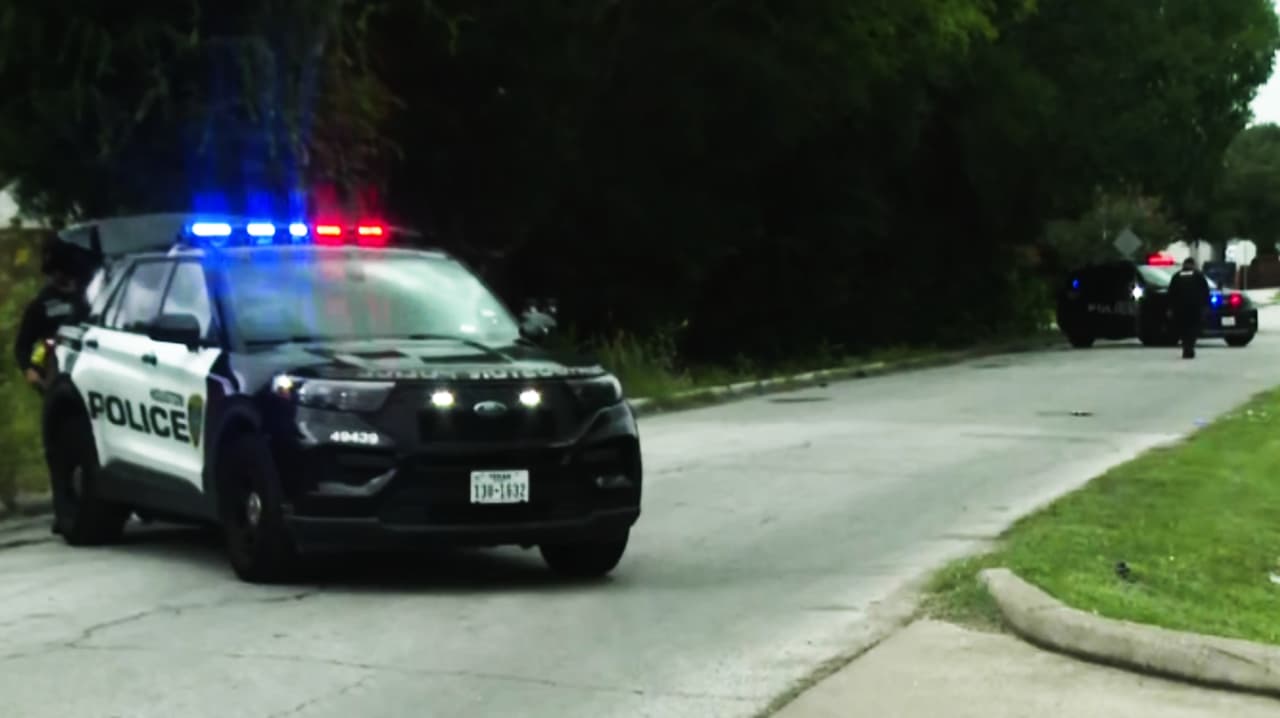 Hombre muere baleado al intentar presuntamente robar en una vivienda en Houston