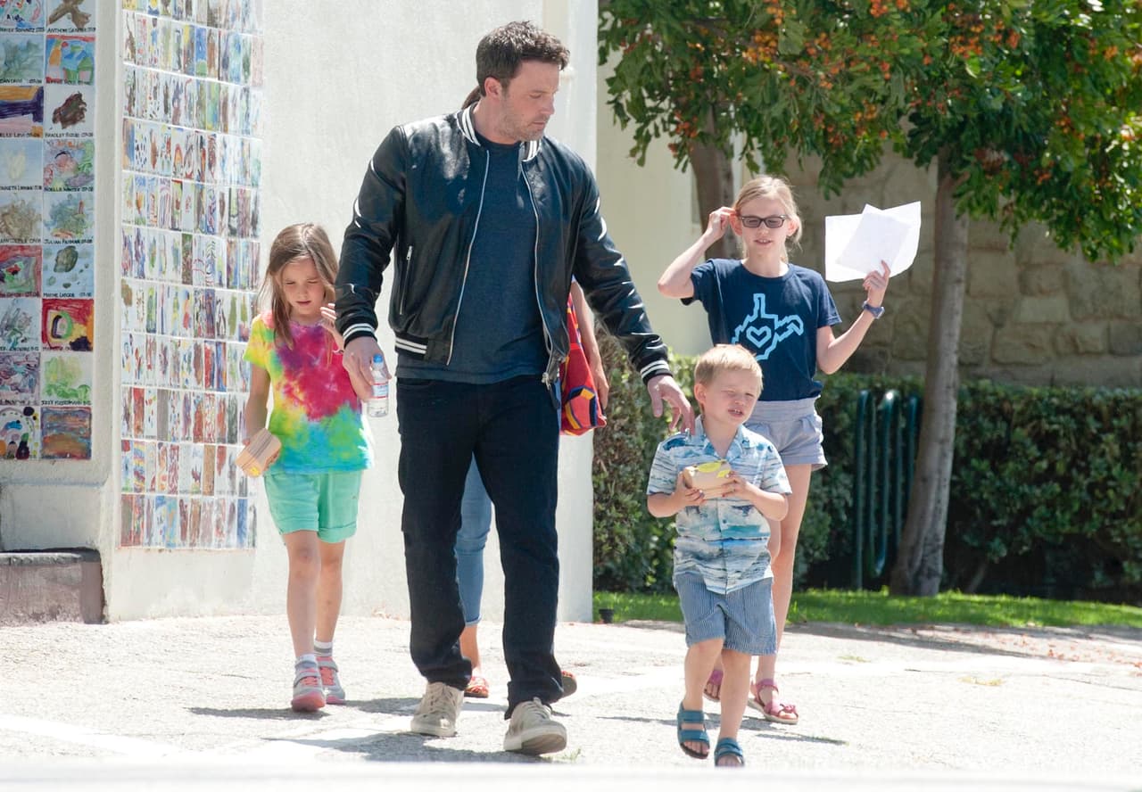 De cualquier manera, el actor tuvo ayuda para cuidar a los tres chiquitos.