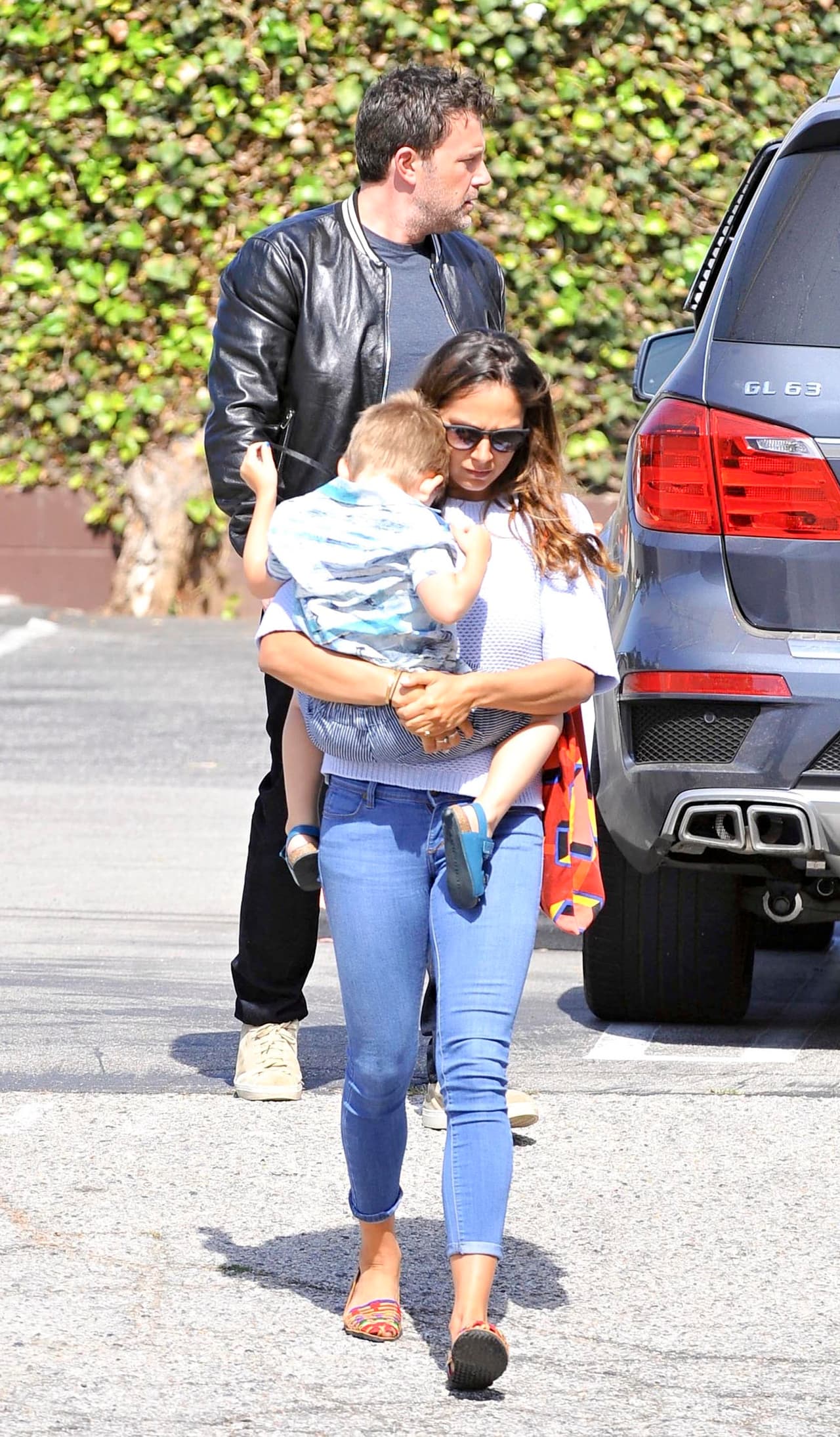 La chica cargó al pequeño Samuel.