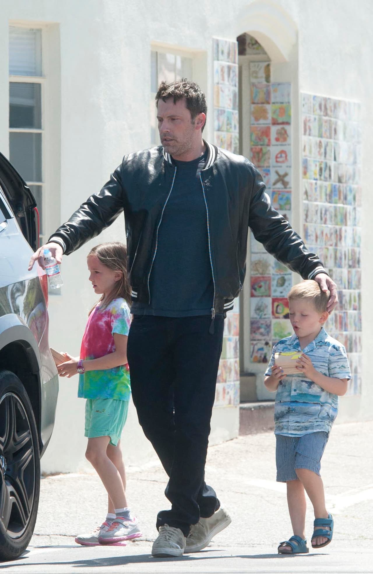 Saliendo de la Iglesia, Ben los llevó a la camioneta.