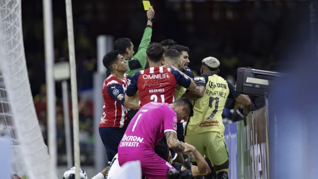 Jugadores de Chivas ironizan con incidente entre Martín y Ponce
