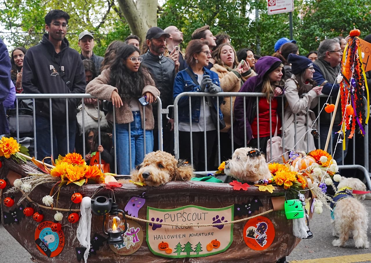 Monstruos, piratas y astronautas caninos participaron en desfile de Halloween de Tompkins Square en NYC