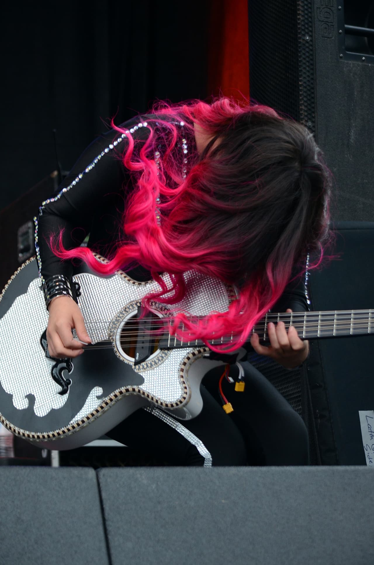 Con su talento y belleza prendieron la fiesta callejera del Latin GRAMMY