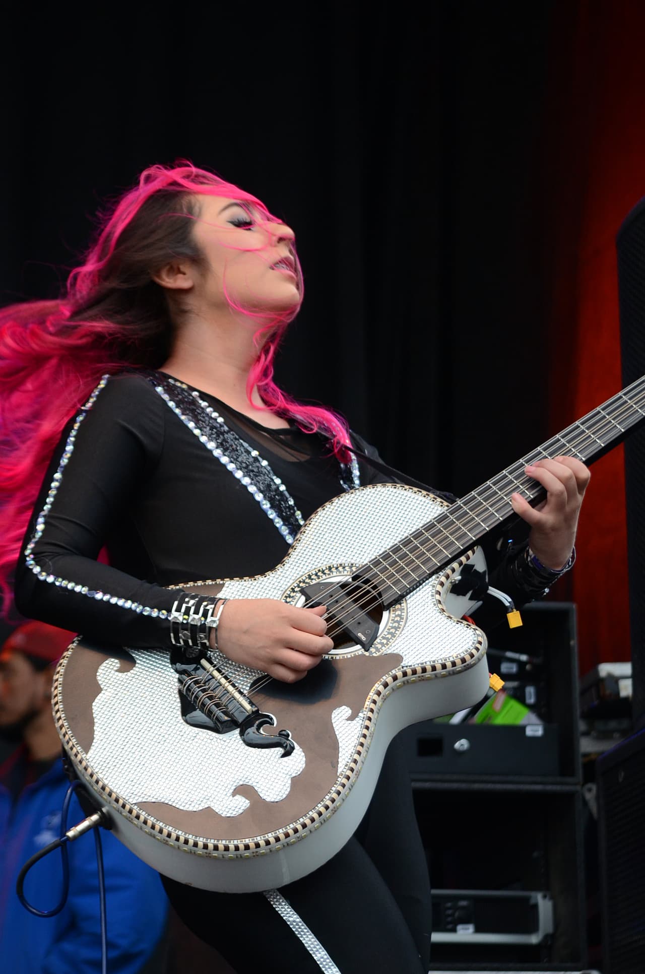 Con su talento y belleza prendieron la fiesta callejera del Latin GRAMMY