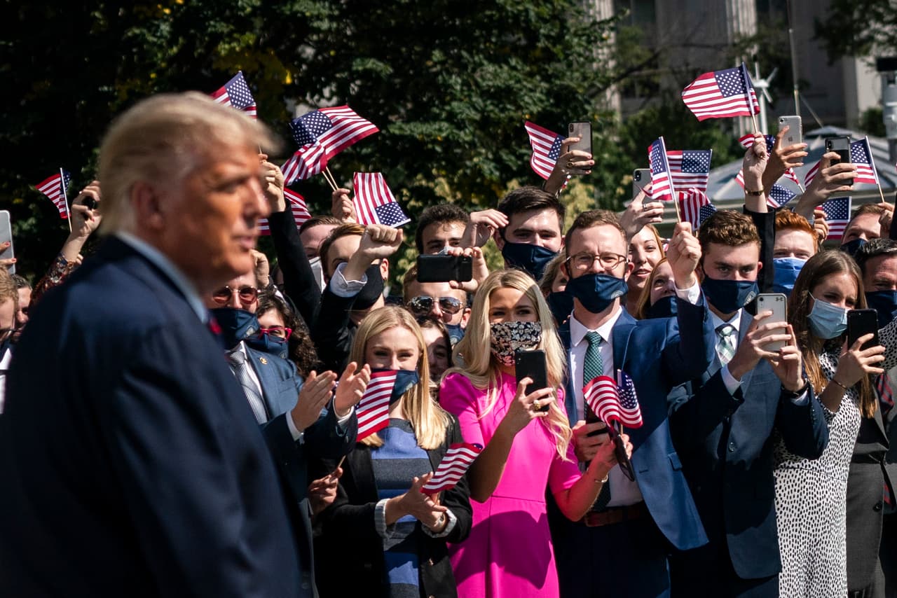 <b>29 de septiembre</b>. Antes de salir a Cleveland, Ohio, para debatir con Biden. El presidente fue despedido por una multitud en la Casa Blanca.