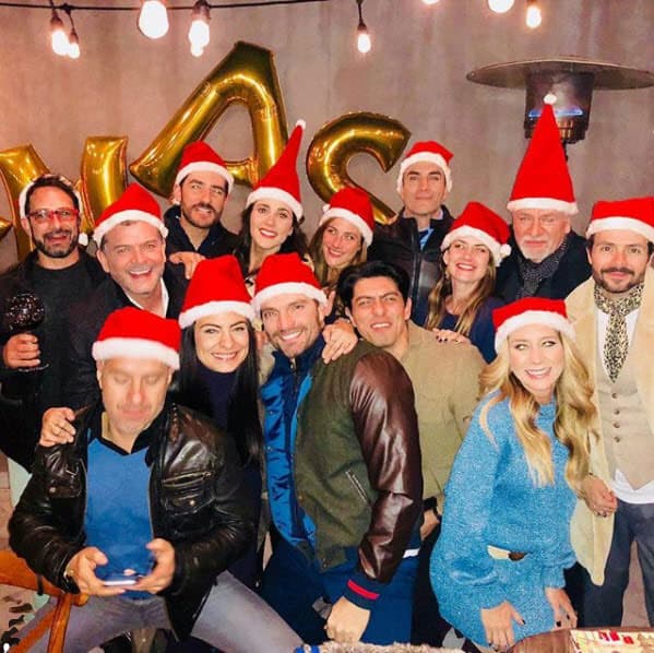 Ahora 14 años después vuelven a trabajar juntos en la nueva producción de José Alberto Castro, la cual se reunió hace algunas semanas para festejar Navidad. En las fotos que los actores compartieron en Instagram, 
<b>Geraldine y Víctor aparecen disfrutando de la fiesta</b>.