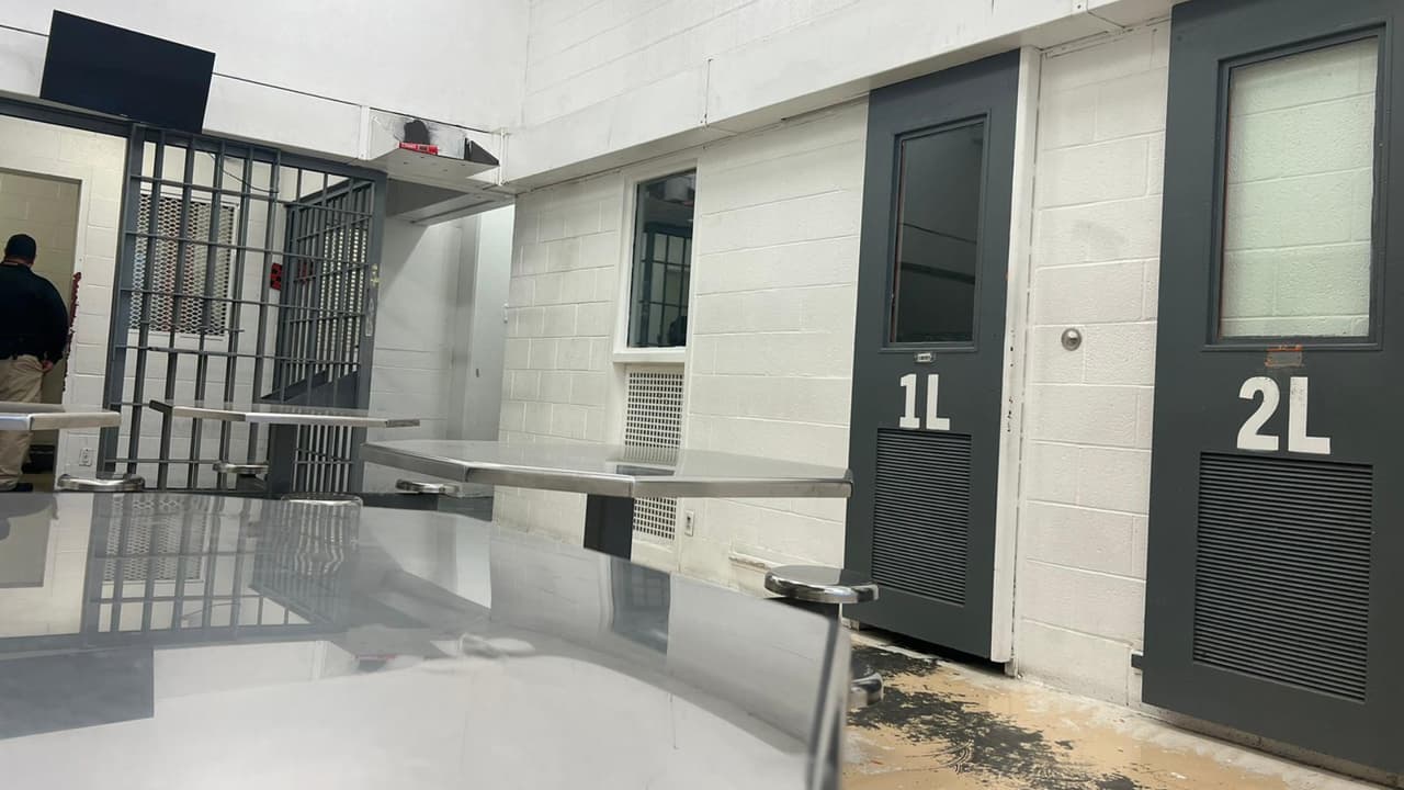 <i>Noticias Univision 23</i> tuvo acceso a una de las cárceles a donde podrían ser llevados los inmigrantes arrestados 
<a href="https://www.univision.com/local/austin-kakw/demanda-ley-sb-4-texas-inmigracion" target="_blank">bajo la ley SB4</a>. El lugar cuenta con 
<b>celdas de 40 pies cuadrados y con una capacidad para 22 detenidos</b>. Además, por ser una cárcel transitoria podrían encontrarse en este mismo lugar migrantes y delincuentes comunes. Te mostramos las imágenes.