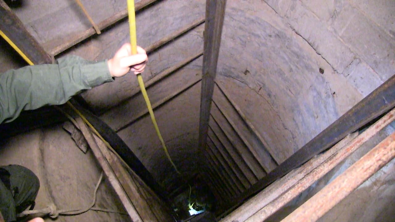 Para bajar al túnel se usan cuerdas y los agentes deben bajar amarrados con un arnés.