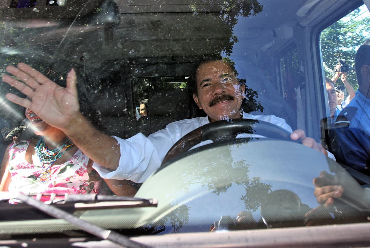 <h3 class="cms-H3-H3"><b>Daniel Ortega</b></h3>
<br>
<br>Pero no hay que irnos hasta el continente africano para encontrar mandatarios atraídos por las características que ofrece la Mercedes-Benz G-Class. En Nicaragua, el segundo país más pobre de América Latina, la familia presidencial exhibe con frecuencia su flota de vehículos blindados y de lujo con al menos dos unidades de la camioneta alemana. Para muchos, se trata de un insulto a la pobreza.
<br>