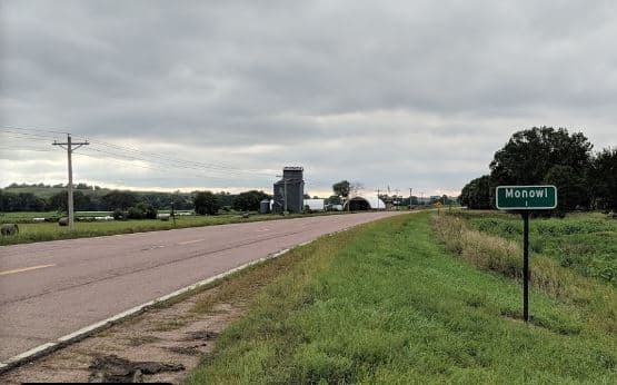 <b>1. Monowi, Nebraska.- </b>Es el municipio incorporado más pequeño del país y cuenta con un habitante, luego de que se convirtiera poco a poco en un lugar fantasma. Elsie Eiler es la única residente del lugar y tiene una pequeña cantina que a los turistas les gusta visitar.