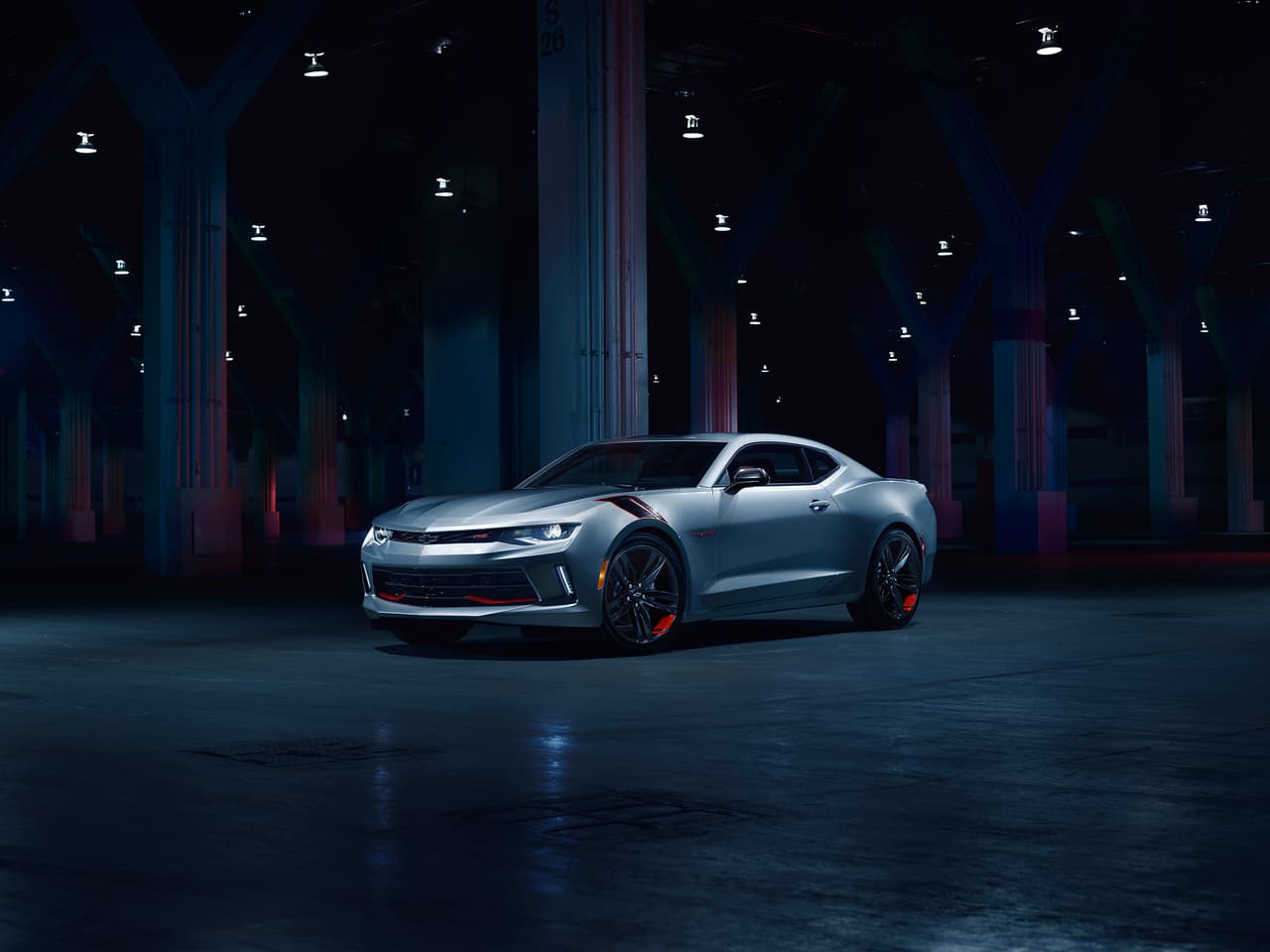 Camaro Redline: La marca no iba a lanzar la línea Redline sin hacer una palmada en la espalda a su historia, así es como este paquete alcanza a uno de sus modelos más célebres. El Camaro trae marcas en rojo y negro en los guardafangos delanteros, tanto en la versión LT como la SS.