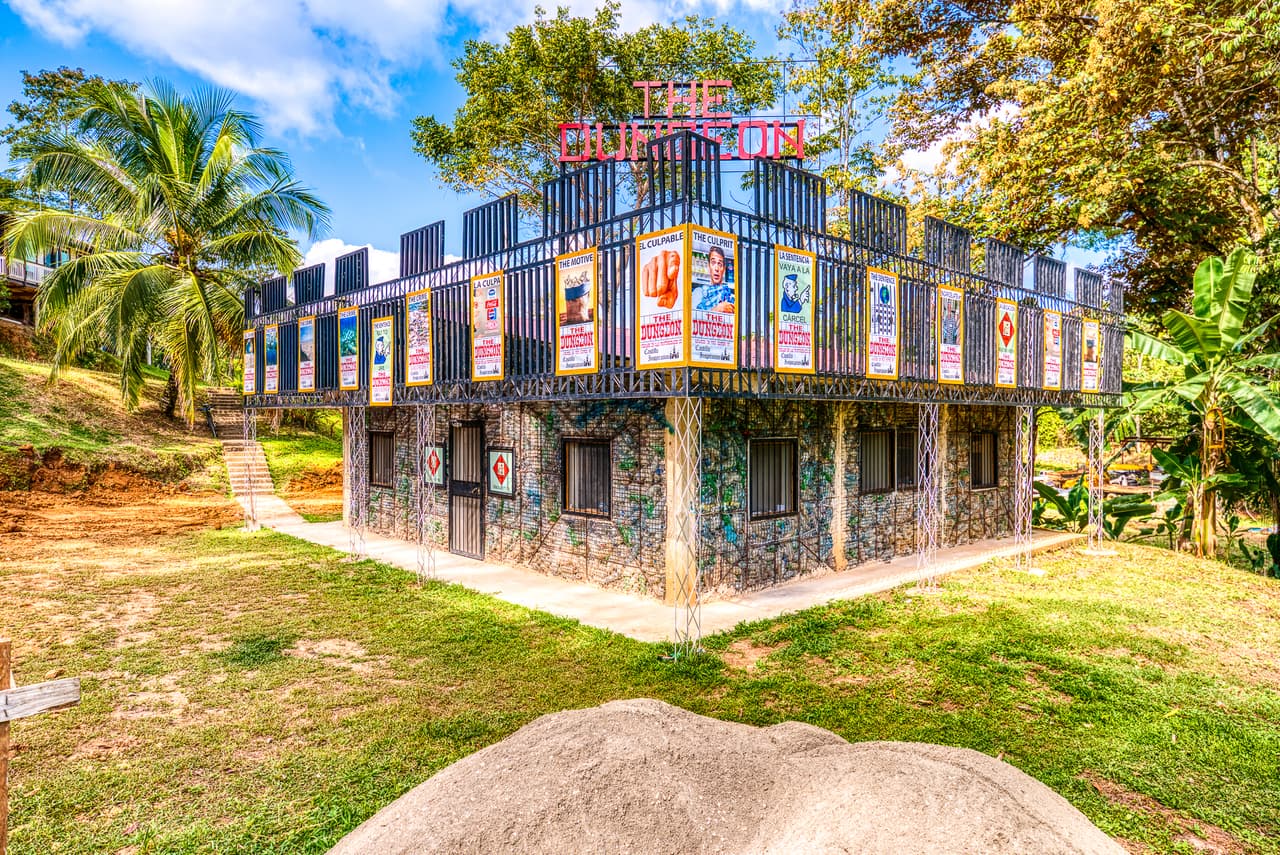 “Mis lotes se pueden comprar con solo 1,000 dólares en efectivo, y el resto financiado a siete o 10 años. Quiero que las personas tengan la facilidad financiera para tener su propiedad y aprender a construir reutilizando botellas plásticas”, agregó.