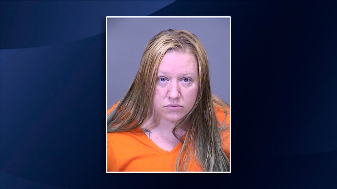 Arrestan a madre por dejar desatendida a su hija dentro de un automóvil bajo el sol en Mesa