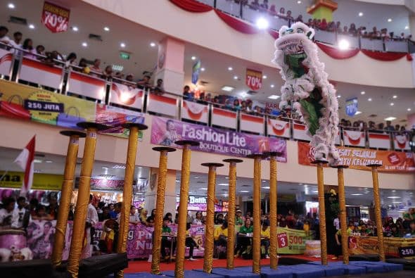 El baile tradicionalmente es acompañado por un tambor.