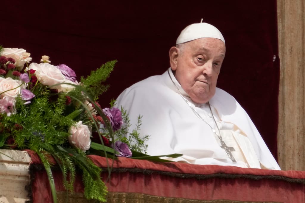 El Papa Francisco aparece en la logia central de la Basílica de San Pedro para impartir la bendición Urbi et Orbi (a la ciudad y al mundo, en latín) al final de la misa de Pascua presidida por el cardenal Angelo Comastri en la Plaza de San Pedro del Vaticano el domingo 20 de abril de 2025.