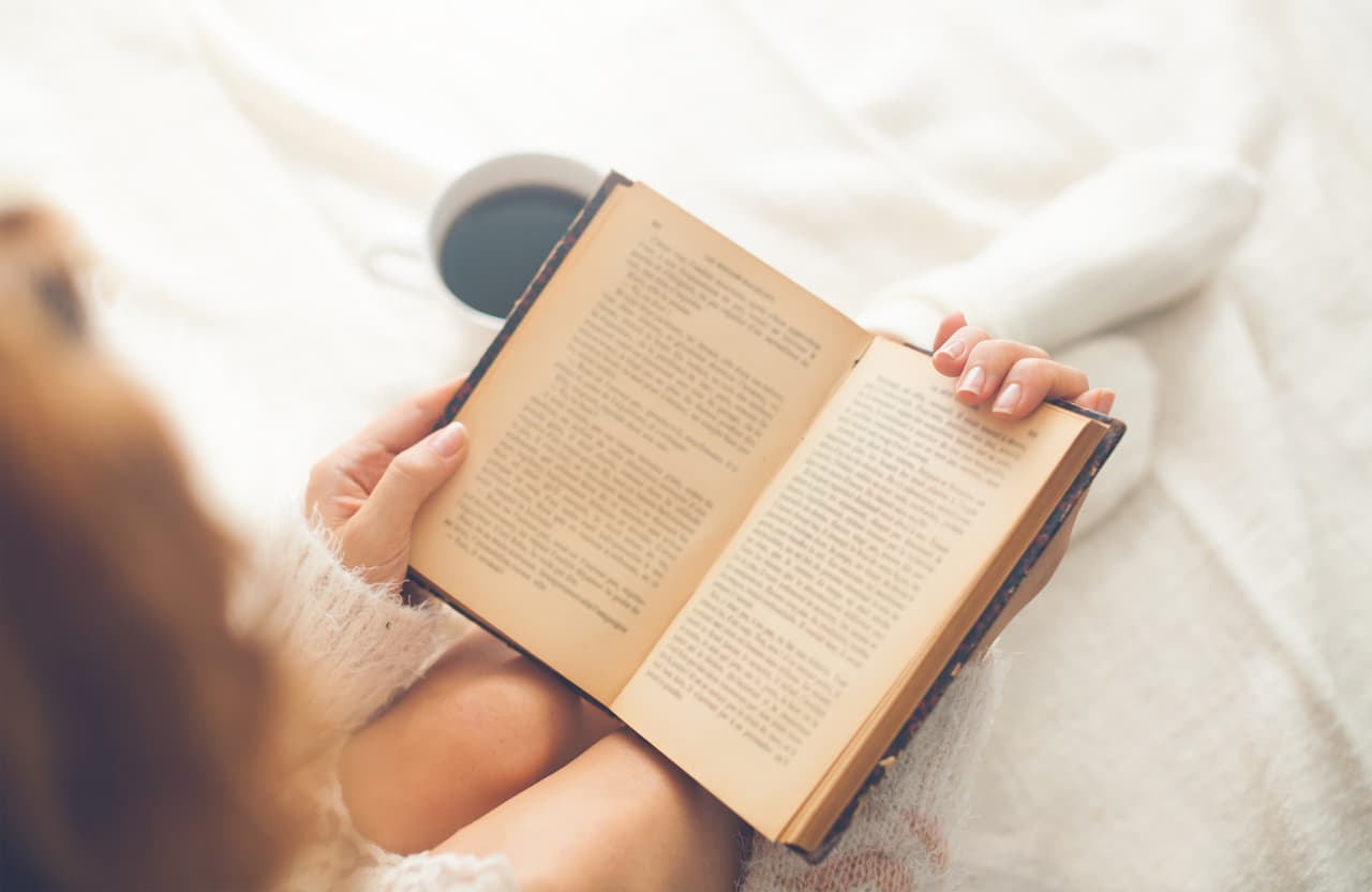 Olvídate de leer en la cama. Esta posición de lectura puede generar arrugas innecesarias en tu cuello, al mirar hacia abajo.