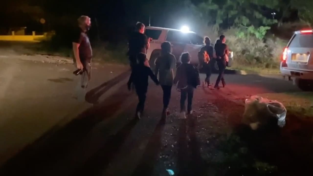 Al menos 44,000 niños en edad escolar están en riesgo de deportación en Texas, según informe