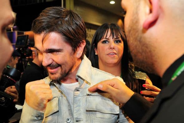 Eso sí, ni el tumulto impidió que esta estrella se acercara a los medios, como siempre acostumbra.