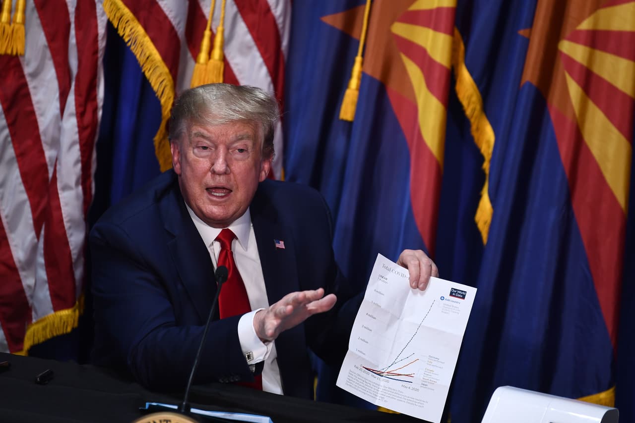 El presidente muestra un documento durante la mesa redonda con miembros de la Nación Navajo.