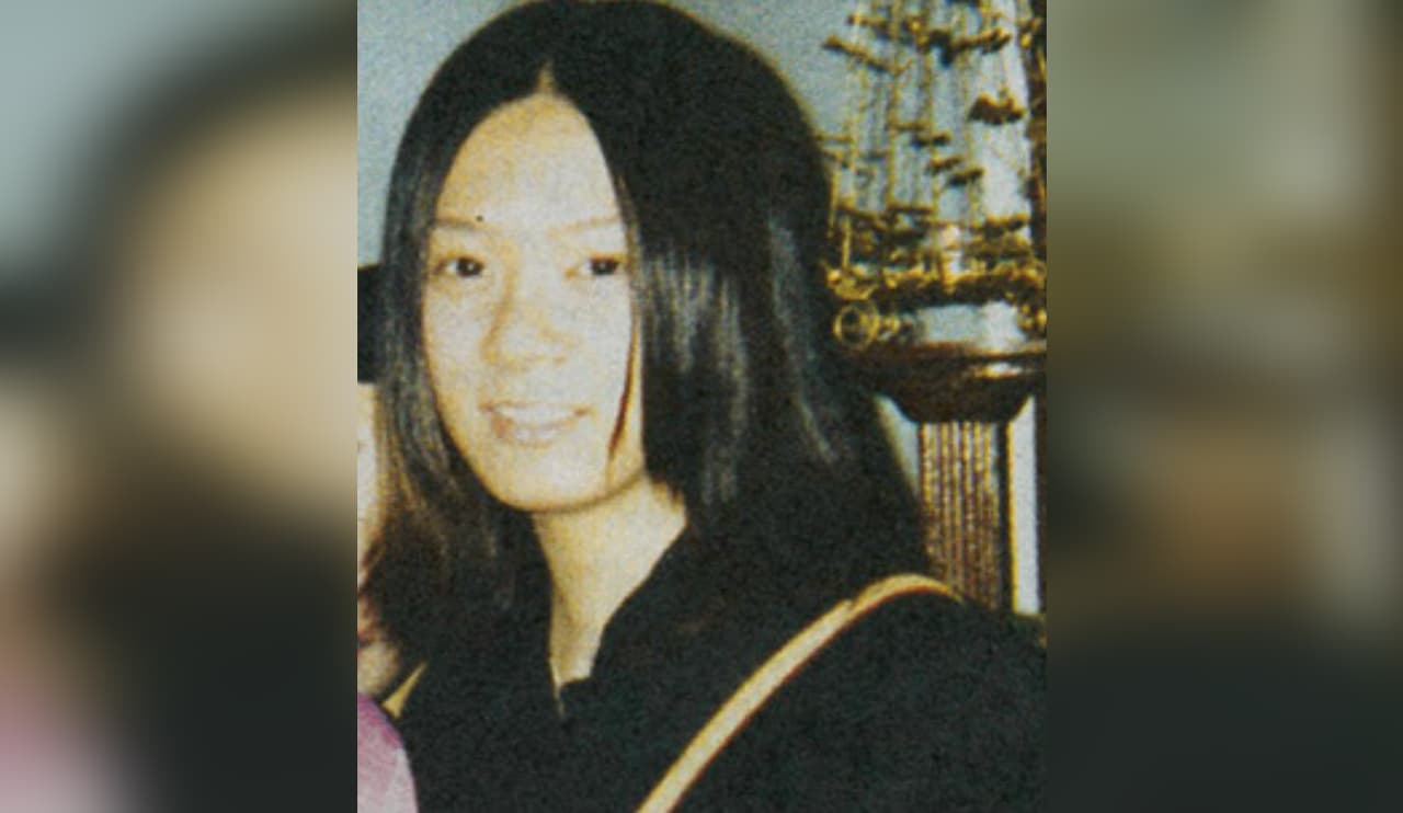 <b>Mikiko Kasahara, </b>de 21 años, estudiaba en la Universidad Texas Lutheran cuando fue hallada sin vida dentro de su apartamento consumido por las llamas el 14 de diciembre del 2002. La joven, oriunda de Japón, había venido a Estados Unidos como parte de un programa de intercambio estudiantil. Para celebrar que había terminado sus exámenes, invitó a unos amigos a su apartamento en Seguin. El incendio se reportó al día siguiente y el forense determinó que había sido estrangulada.